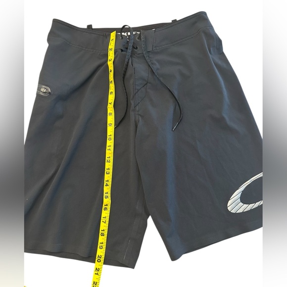 Oakley Black Athletic Board Shorts Men’s Small 30 - Picture 8 of 8